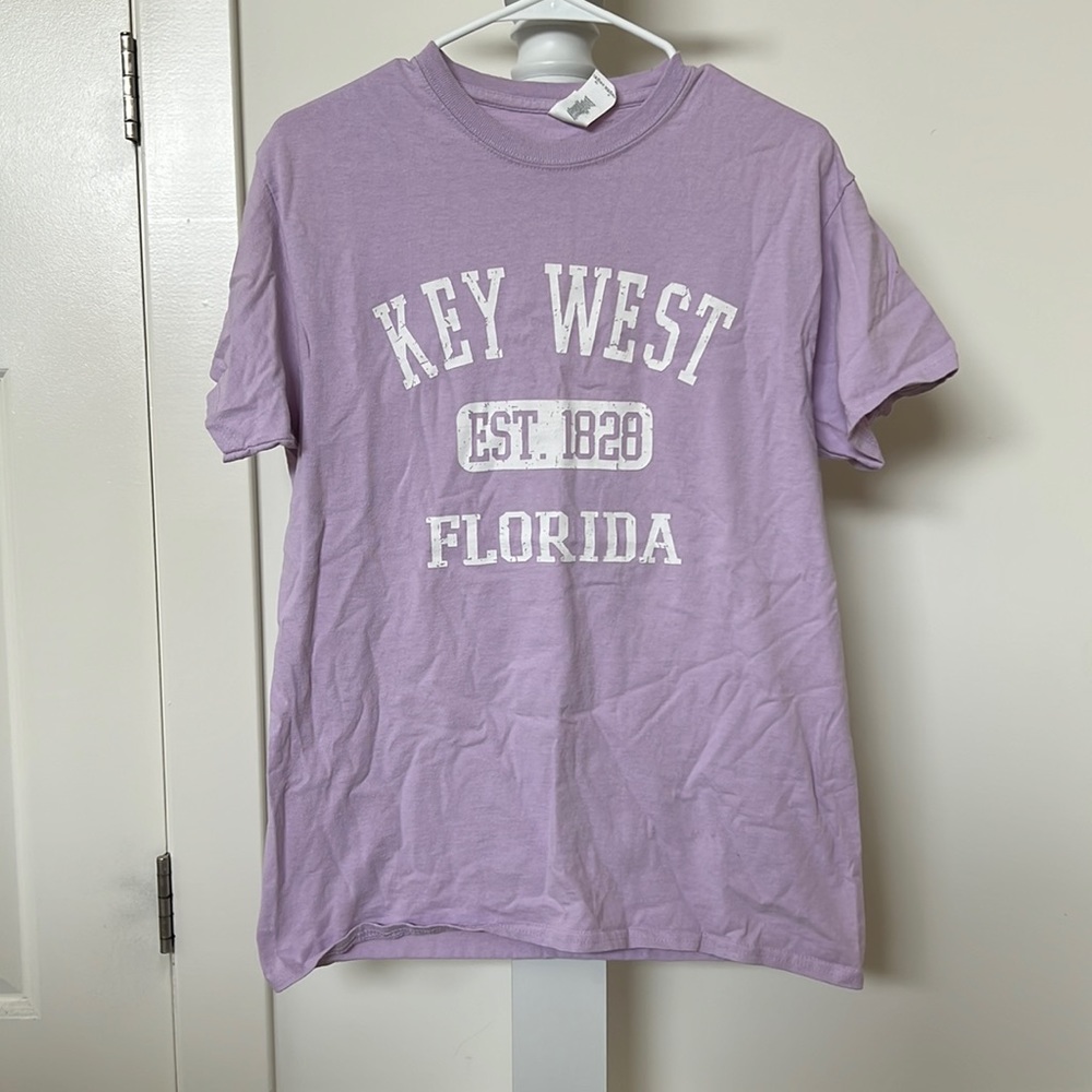 GILDAN SIZE M PURPLE KEY WEST FL SHORT SLEEVE SHIRT